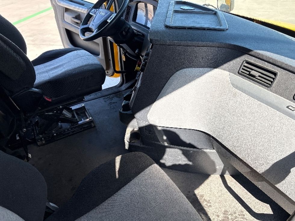 Sleeper Tractor-Heavy Duty Tractors-Freightliner-2022-T12664ST-Dallas-TX-479,668\n\t\tmiles-$ 69,000 - Image 15