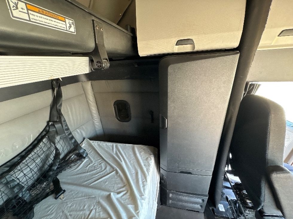 Sleeper Tractor-Heavy Duty Tractors-Freightliner-2022-T12664ST-Dallas-TX-479,668\n\t\tmiles-$ 69,000 - Image 18