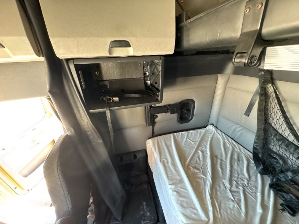 Sleeper Tractor-Heavy Duty Tractors-Freightliner-2022-T12664ST-Dallas-TX-479,668\n\t\tmiles-$ 69,000 - Image 19