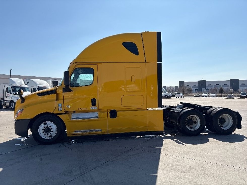 Sleeper Tractor-Heavy Duty Tractors-Freightliner-2022-T12664ST-Dallas-TX-479,668\n\t\tmiles-$ 69,000 - Image 4