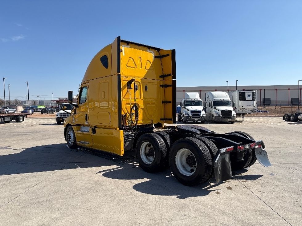 Sleeper Tractor-Heavy Duty Tractors-Freightliner-2022-T12664ST-Dallas-TX-479,668\n\t\tmiles-$ 69,000 - Image 5