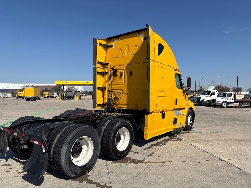 Sleeper Tractor-Heavy Duty Tractors-Freightliner-2022-T12664ST-Dallas-TX-479,668\n\t\tmiles-$ 69,000 - Image 7