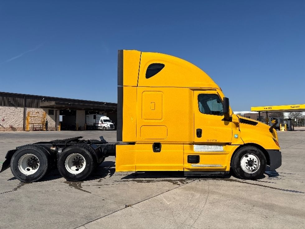 Sleeper Tractor-Heavy Duty Tractors-Freightliner-2022-T12664ST-Dallas-TX-479,668\n\t\tmiles-$ 69,000 - Image 8