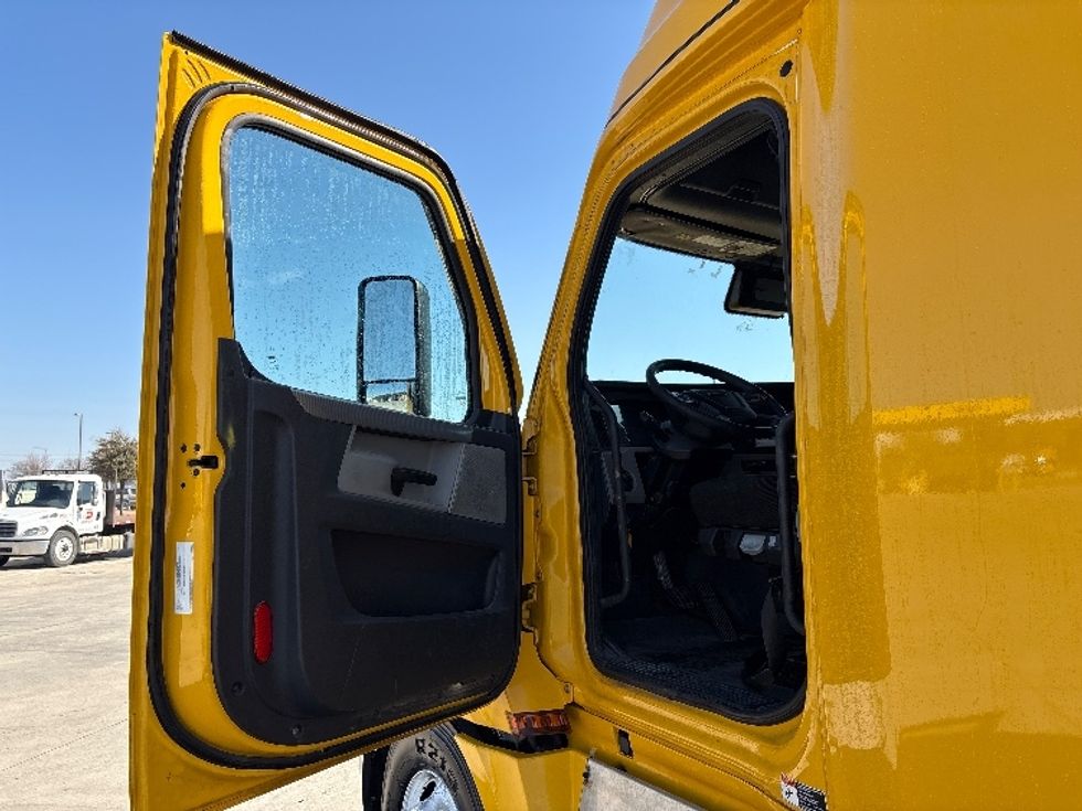 Sleeper Tractor-Heavy Duty Tractors-Freightliner-2022-T12664ST-Dallas-TX-479,668\n\t\tmiles-$ 69,000 - Image 9