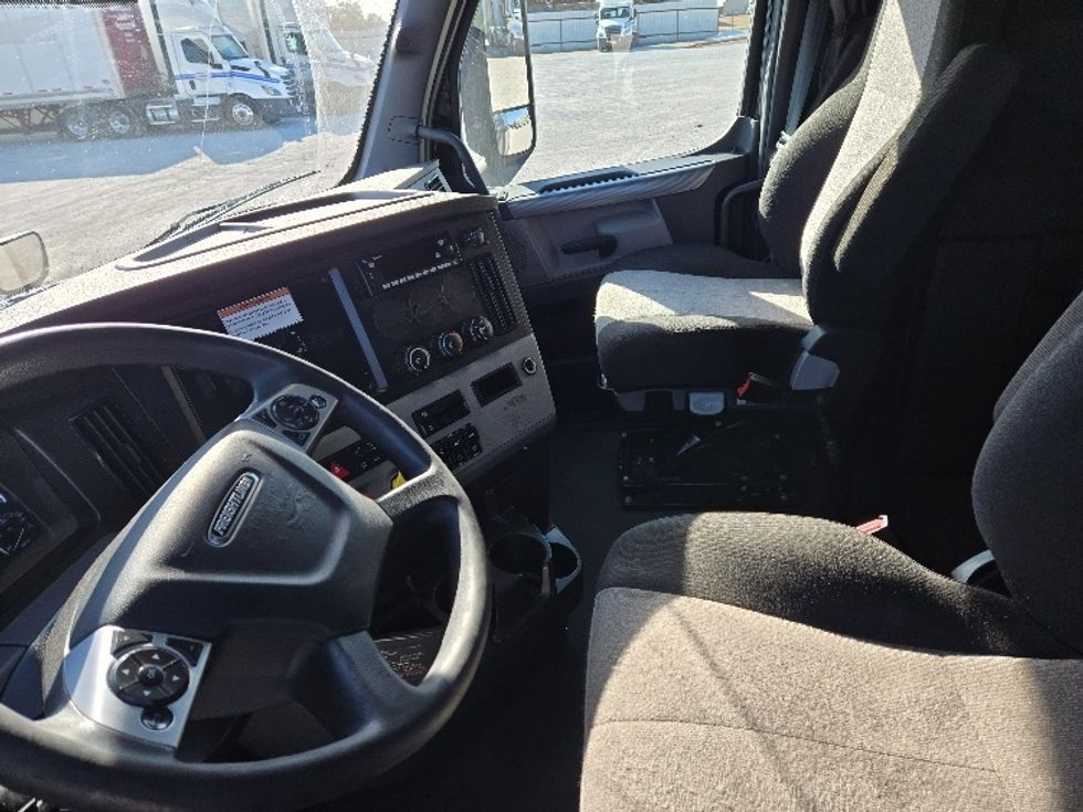 Sleeper Tractor-Heavy Duty Tractors-Freightliner-2022-T12664ST-Dallas-TX-481,706\n\t\tmiles-$ 74,000 - Image 10