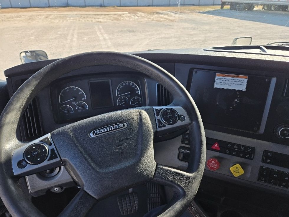 Sleeper Tractor-Heavy Duty Tractors-Freightliner-2022-T12664ST-Dallas-TX-481,706\n\t\tmiles-$ 74,000 - Image 11