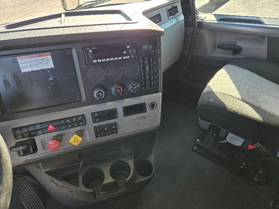 Sleeper Tractor-Heavy Duty Tractors-Freightliner-2022-T12664ST-Dallas-TX-481,706\n\t\tmiles-$ 74,000 - Image 12