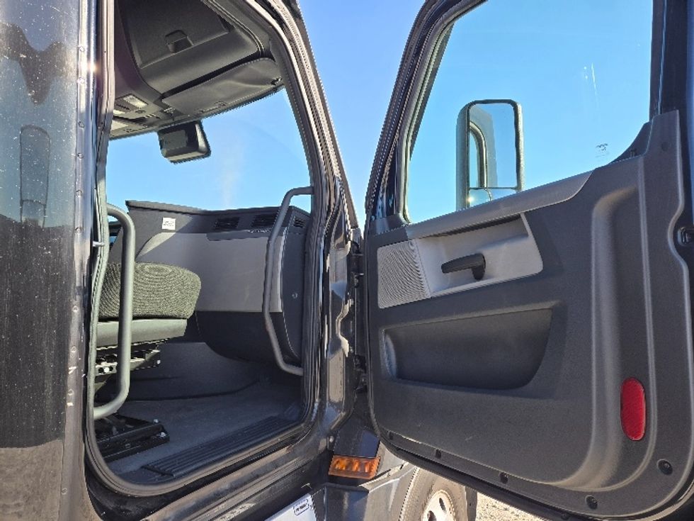 Sleeper Tractor-Heavy Duty Tractors-Freightliner-2022-T12664ST-Dallas-TX-481,706\n\t\tmiles-$ 74,000 - Image 13