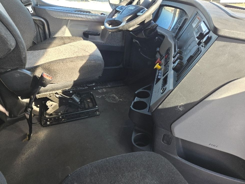 Sleeper Tractor-Heavy Duty Tractors-Freightliner-2022-T12664ST-Dallas-TX-481,706\n\t\tmiles-$ 74,000 - Image 15