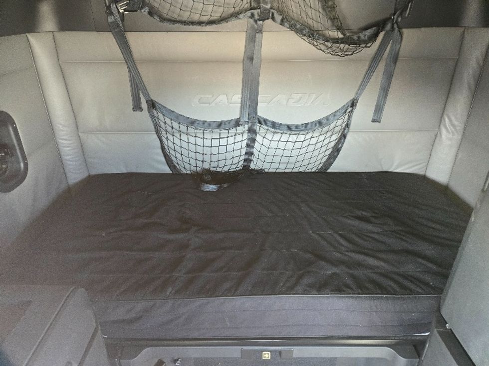 Sleeper Tractor-Heavy Duty Tractors-Freightliner-2022-T12664ST-Dallas-TX-481,706\n\t\tmiles-$ 74,000 - Image 16