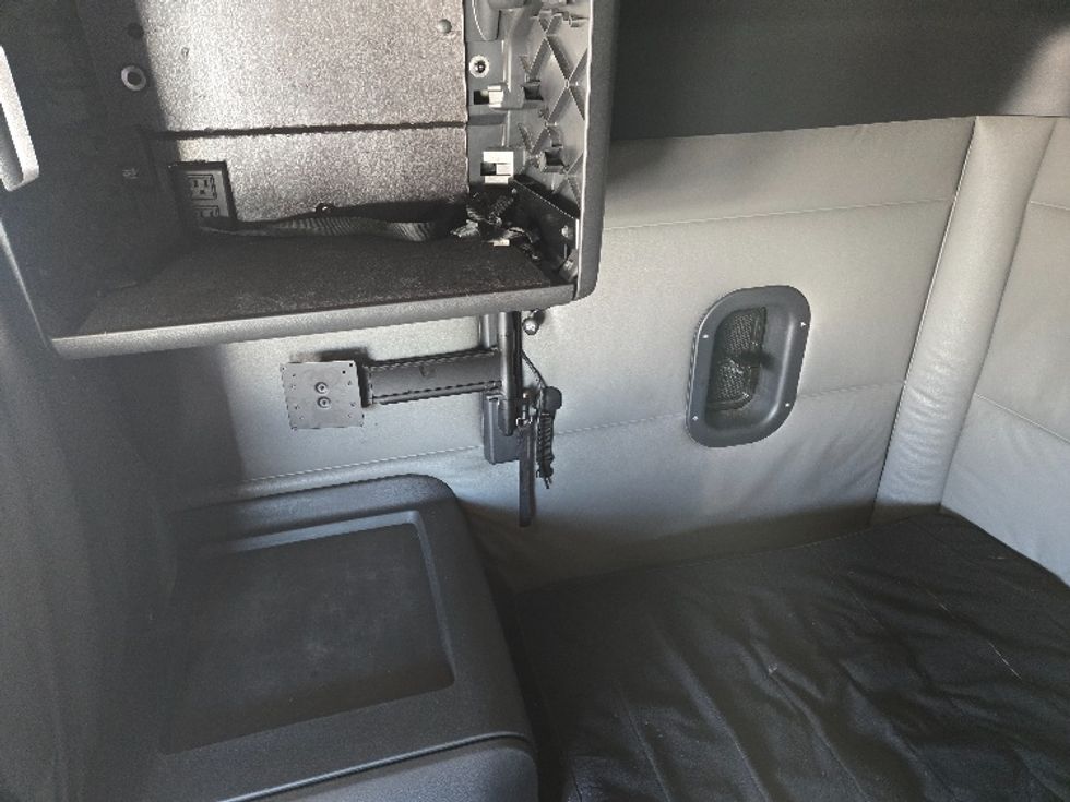 Sleeper Tractor-Heavy Duty Tractors-Freightliner-2022-T12664ST-Dallas-TX-481,706\n\t\tmiles-$ 74,000 - Image 18