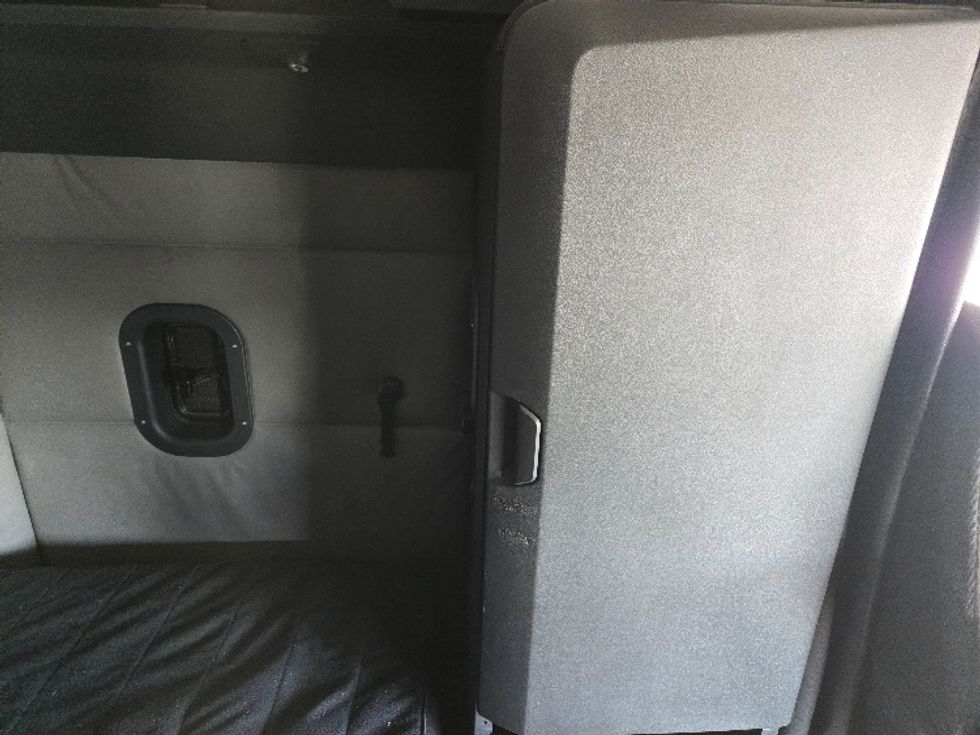 Sleeper Tractor-Heavy Duty Tractors-Freightliner-2022-T12664ST-Dallas-TX-481,706\n\t\tmiles-$ 74,000 - Image 19