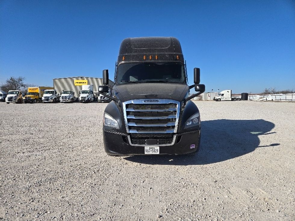 Sleeper Tractor-Heavy Duty Tractors-Freightliner-2022-T12664ST-Dallas-TX-481,706\n\t\tmiles-$ 74,000 - Image 2
