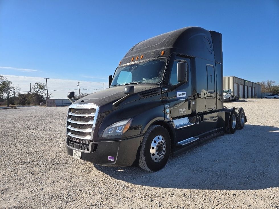 Sleeper Tractor-Heavy Duty Tractors-Freightliner-2022-T12664ST-Dallas-TX-481,706\n\t\tmiles-$ 74,000 - Image 3