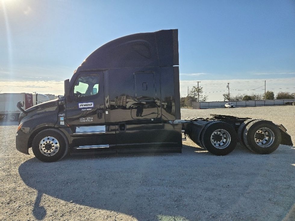 Sleeper Tractor-Heavy Duty Tractors-Freightliner-2022-T12664ST-Dallas-TX-481,706\n\t\tmiles-$ 74,000 - Image 4