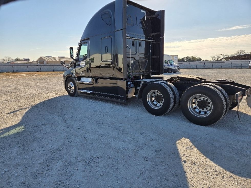 Sleeper Tractor-Heavy Duty Tractors-Freightliner-2022-T12664ST-Dallas-TX-481,706\n\t\tmiles-$ 74,000 - Image 5