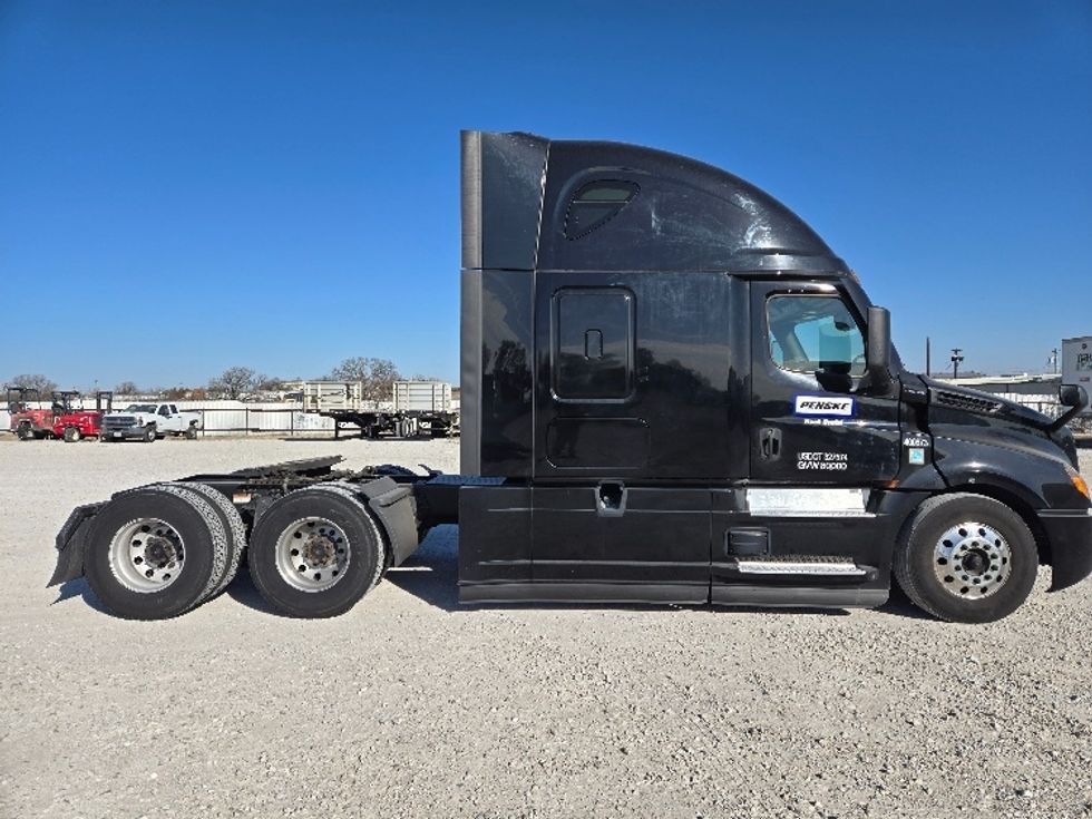 Sleeper Tractor-Heavy Duty Tractors-Freightliner-2022-T12664ST-Dallas-TX-481,706\n\t\tmiles-$ 74,000 - Image 8