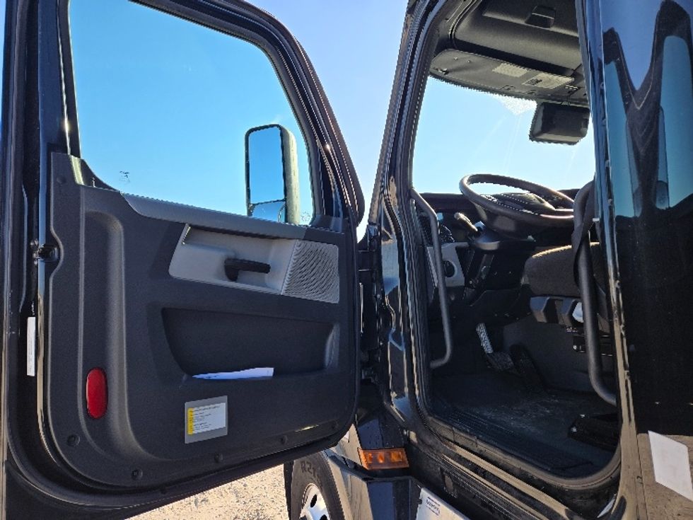 Sleeper Tractor-Heavy Duty Tractors-Freightliner-2022-T12664ST-Dallas-TX-481,706\n\t\tmiles-$ 74,000 - Image 9