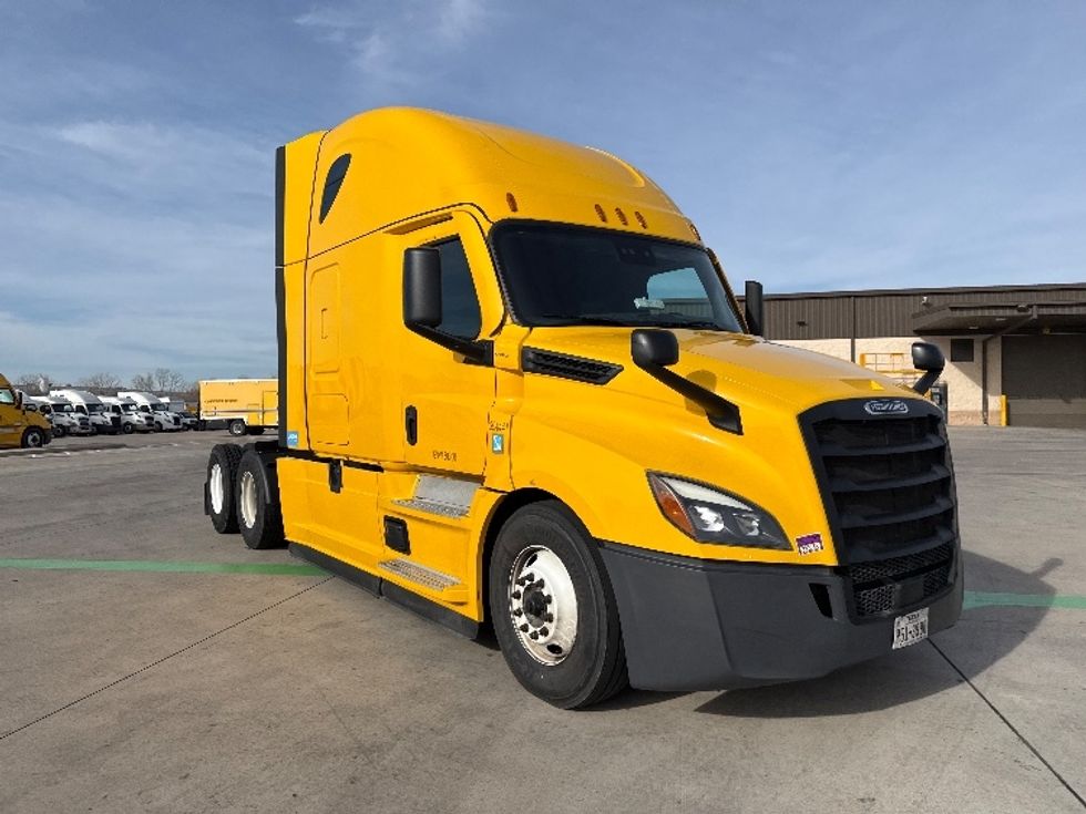 Sleeper Tractor-Heavy Duty Tractors-Freightliner-2022-T12664ST-Dallas-TX-485,050\n\t\tmiles-$ 68,500 - Image 1