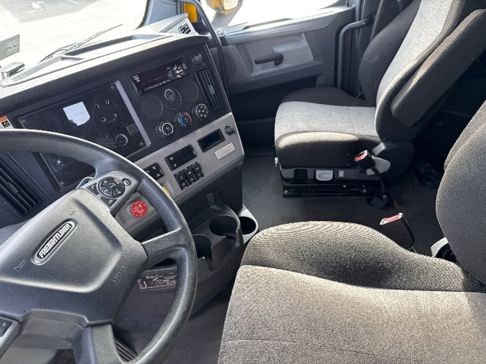 Sleeper Tractor-Heavy Duty Tractors-Freightliner-2022-T12664ST-Dallas-TX-485,050\n\t\tmiles-$ 68,500 - Image 10