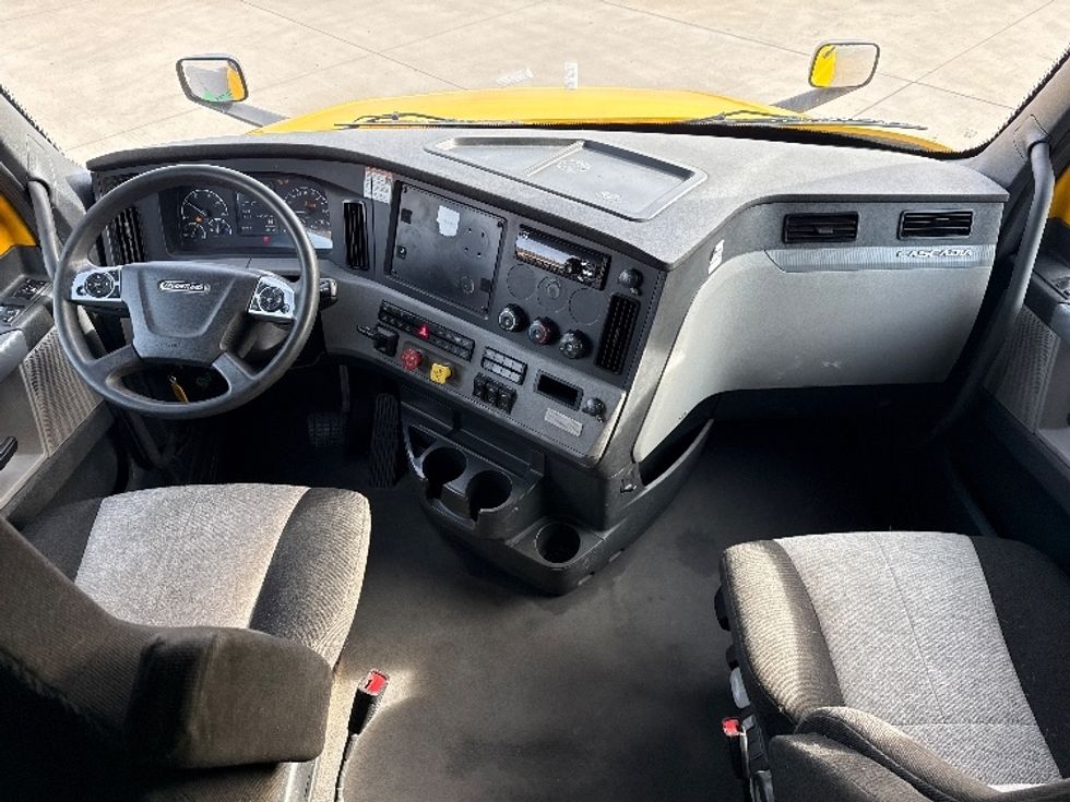 Sleeper Tractor-Heavy Duty Tractors-Freightliner-2022-T12664ST-Dallas-TX-485,050\n\t\tmiles-$ 68,500 - Image 12