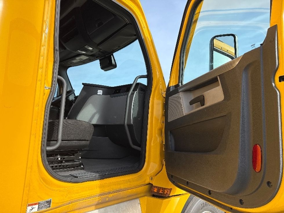 Sleeper Tractor-Heavy Duty Tractors-Freightliner-2022-T12664ST-Dallas-TX-485,050\n\t\tmiles-$ 68,500 - Image 13