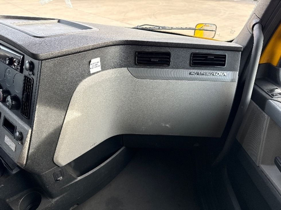 Sleeper Tractor-Heavy Duty Tractors-Freightliner-2022-T12664ST-Dallas-TX-485,050\n\t\tmiles-$ 68,500 - Image 14