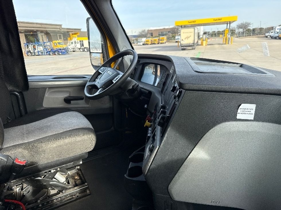 Sleeper Tractor-Heavy Duty Tractors-Freightliner-2022-T12664ST-Dallas-TX-485,050\n\t\tmiles-$ 68,500 - Image 15