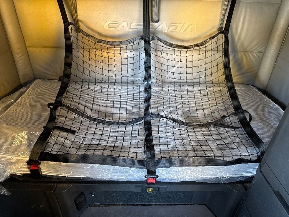 Sleeper Tractor-Heavy Duty Tractors-Freightliner-2022-T12664ST-Dallas-TX-485,050\n\t\tmiles-$ 68,500 - Image 16