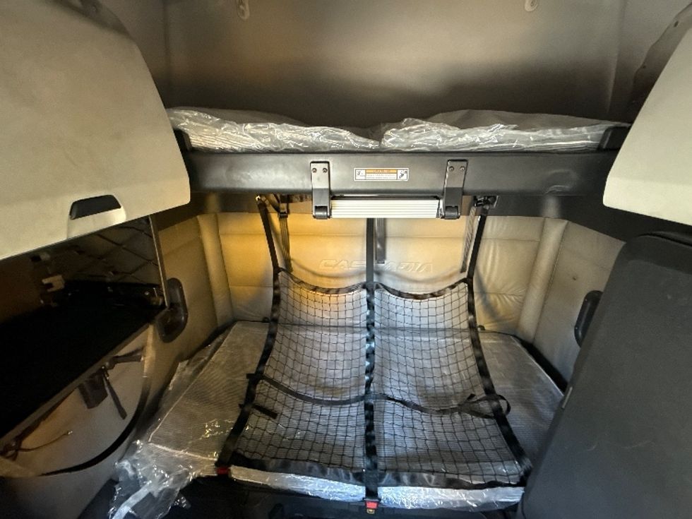 Sleeper Tractor-Heavy Duty Tractors-Freightliner-2022-T12664ST-Dallas-TX-485,050\n\t\tmiles-$ 68,500 - Image 17