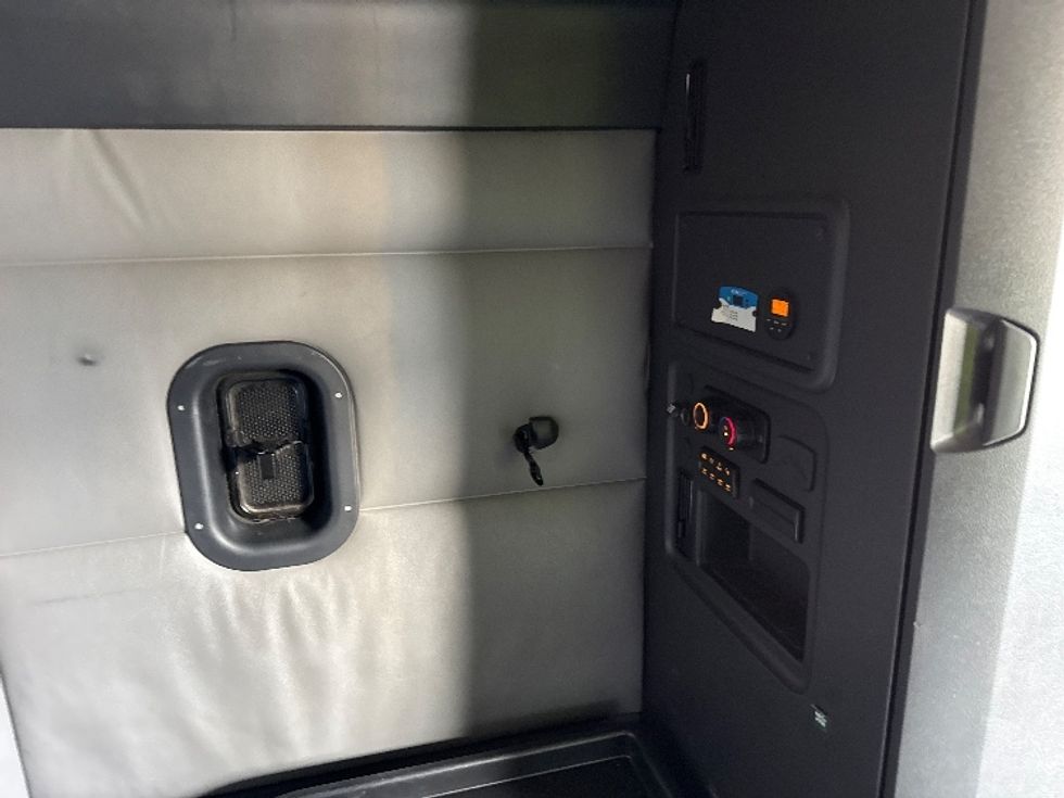 Sleeper Tractor-Heavy Duty Tractors-Freightliner-2022-T12664ST-Dallas-TX-485,050\n\t\tmiles-$ 68,500 - Image 18