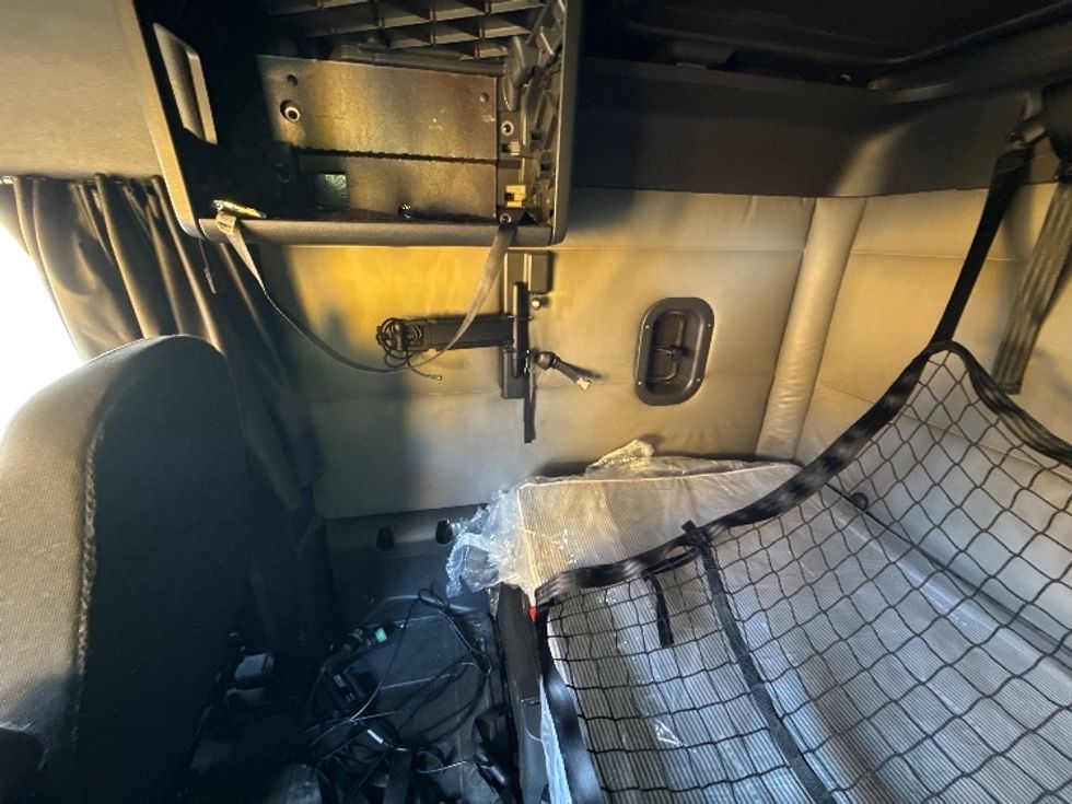 Sleeper Tractor-Heavy Duty Tractors-Freightliner-2022-T12664ST-Dallas-TX-485,050\n\t\tmiles-$ 68,500 - Image 19