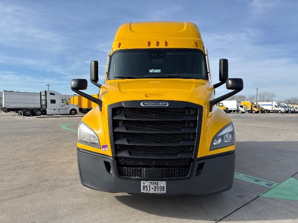 Sleeper Tractor-Heavy Duty Tractors-Freightliner-2022-T12664ST-Dallas-TX-485,050\n\t\tmiles-$ 68,500 - Image 2