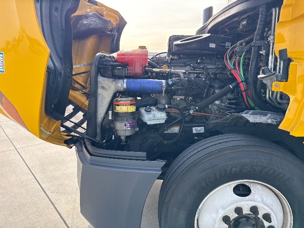 Sleeper Tractor-Heavy Duty Tractors-Freightliner-2022-T12664ST-Dallas-TX-485,050\n\t\tmiles-$ 68,500 - Image 21