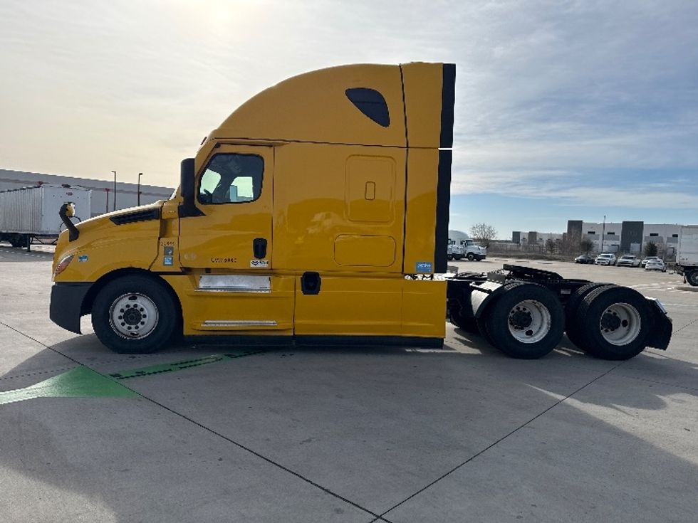 Sleeper Tractor-Heavy Duty Tractors-Freightliner-2022-T12664ST-Dallas-TX-485,050\n\t\tmiles-$ 68,500 - Image 4