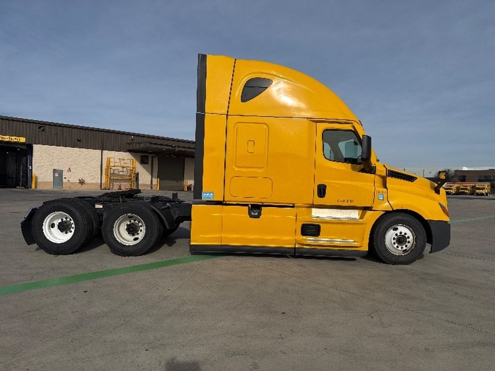 Sleeper Tractor-Heavy Duty Tractors-Freightliner-2022-T12664ST-Dallas-TX-485,050\n\t\tmiles-$ 68,500 - Image 8