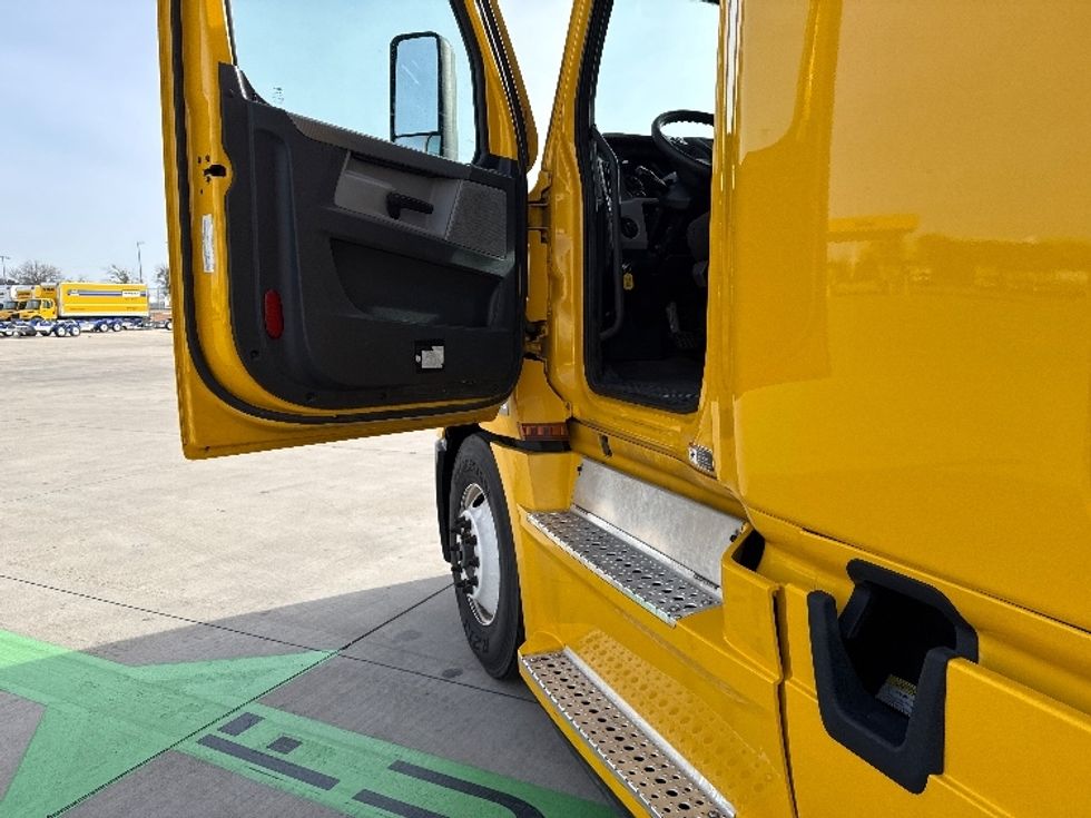 Sleeper Tractor-Heavy Duty Tractors-Freightliner-2022-T12664ST-Dallas-TX-485,050\n\t\tmiles-$ 68,500 - Image 9