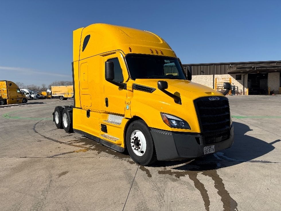 Sleeper Tractor-Heavy Duty Tractors-Freightliner-2022-T12664ST-Dallas-TX-508,110\n\t\tmiles-$ 66,000 - Image 1