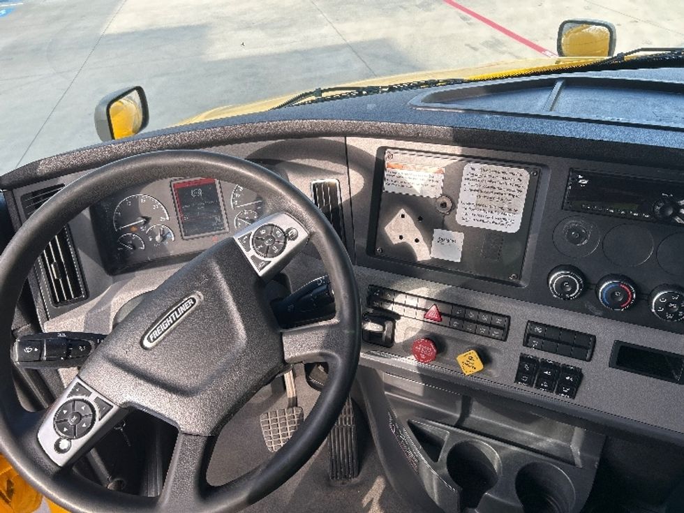 Sleeper Tractor-Heavy Duty Tractors-Freightliner-2022-T12664ST-Dallas-TX-508,110\n\t\tmiles-$ 66,000 - Image 11