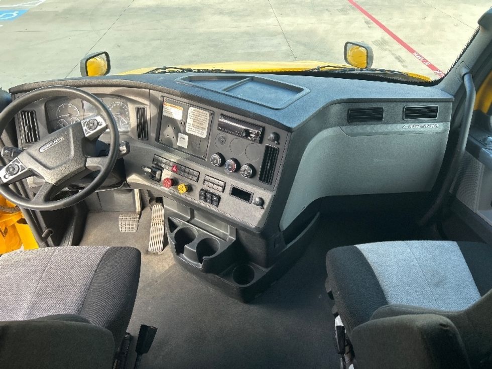 Sleeper Tractor-Heavy Duty Tractors-Freightliner-2022-T12664ST-Dallas-TX-508,110\n\t\tmiles-$ 66,000 - Image 12