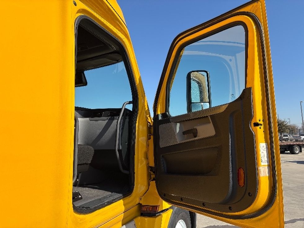 Sleeper Tractor-Heavy Duty Tractors-Freightliner-2022-T12664ST-Dallas-TX-508,110\n\t\tmiles-$ 66,000 - Image 13