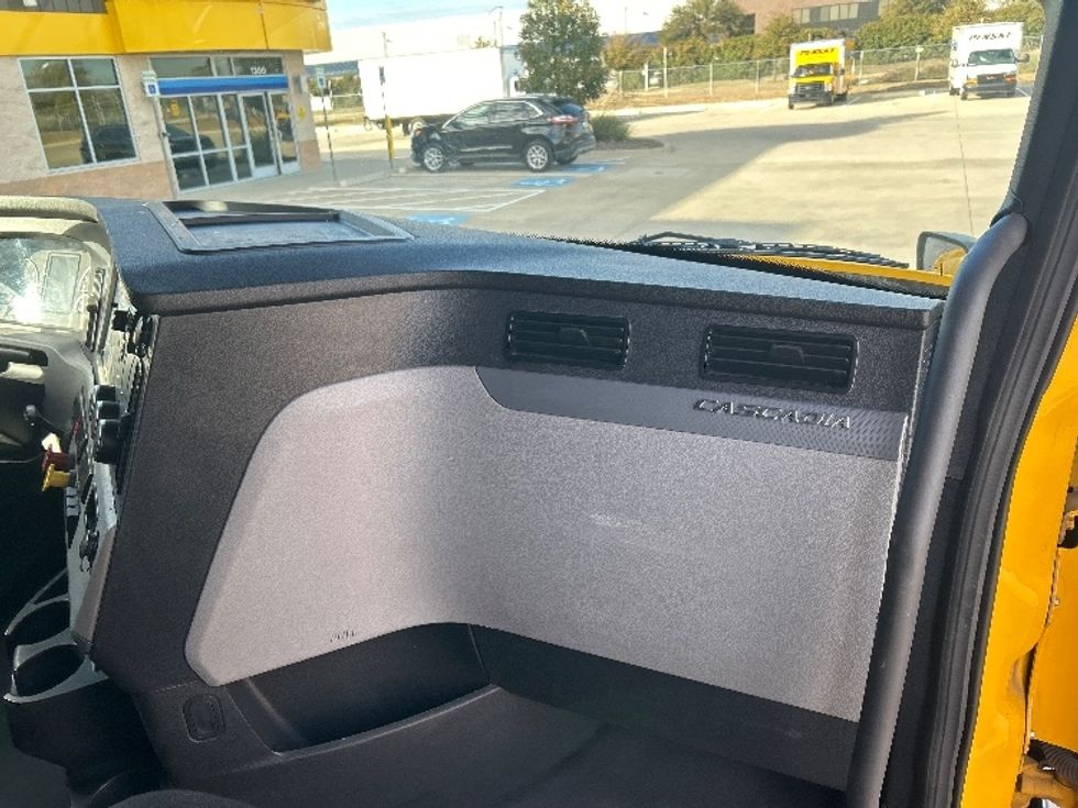 Sleeper Tractor-Heavy Duty Tractors-Freightliner-2022-T12664ST-Dallas-TX-508,110\n\t\tmiles-$ 66,000 - Image 14