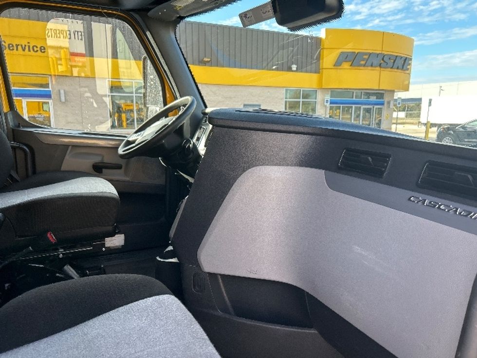 Sleeper Tractor-Heavy Duty Tractors-Freightliner-2022-T12664ST-Dallas-TX-508,110\n\t\tmiles-$ 66,000 - Image 15