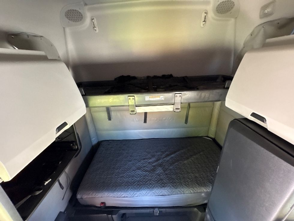 Sleeper Tractor-Heavy Duty Tractors-Freightliner-2022-T12664ST-Dallas-TX-508,110\n\t\tmiles-$ 66,000 - Image 16