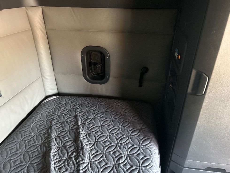 Sleeper Tractor-Heavy Duty Tractors-Freightliner-2022-T12664ST-Dallas-TX-508,110\n\t\tmiles-$ 66,000 - Image 17