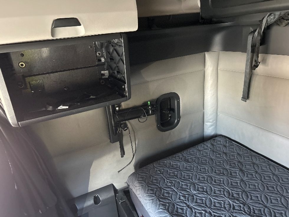 Sleeper Tractor-Heavy Duty Tractors-Freightliner-2022-T12664ST-Dallas-TX-508,110\n\t\tmiles-$ 66,000 - Image 18