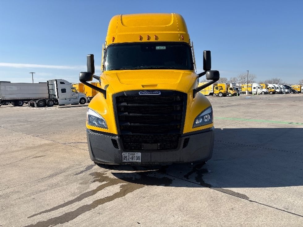 Sleeper Tractor-Heavy Duty Tractors-Freightliner-2022-T12664ST-Dallas-TX-508,110\n\t\tmiles-$ 66,000 - Image 2