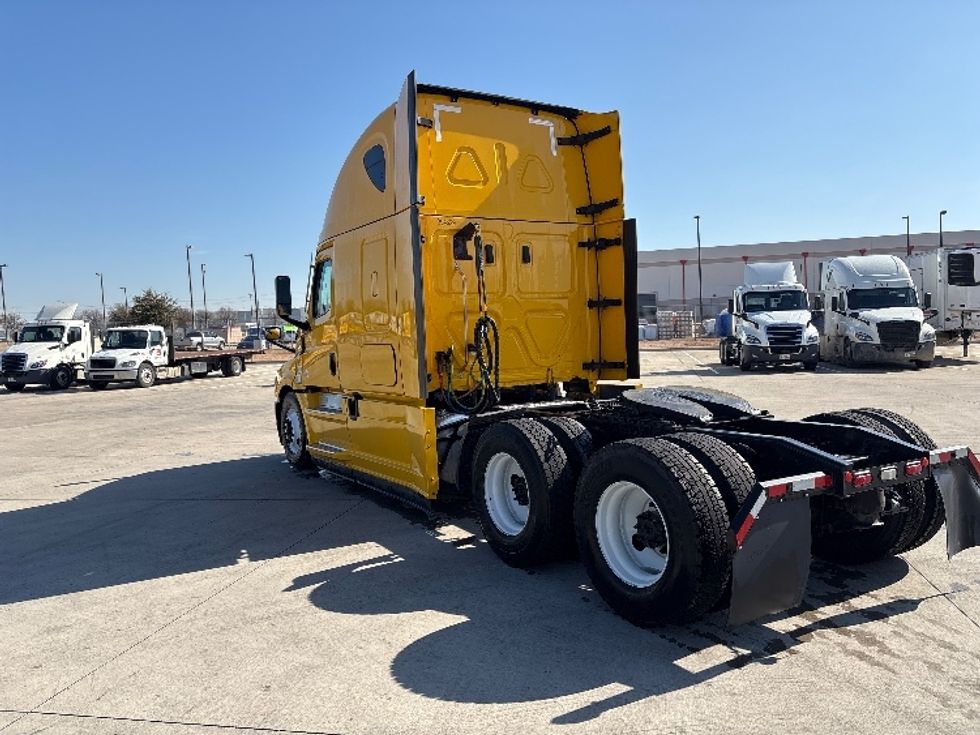 Sleeper Tractor-Heavy Duty Tractors-Freightliner-2022-T12664ST-Dallas-TX-508,110\n\t\tmiles-$ 66,000 - Image 5