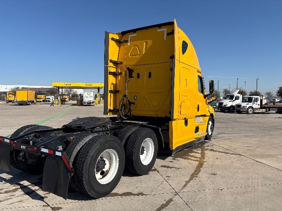 Sleeper Tractor-Heavy Duty Tractors-Freightliner-2022-T12664ST-Dallas-TX-508,110\n\t\tmiles-$ 66,000 - Image 7