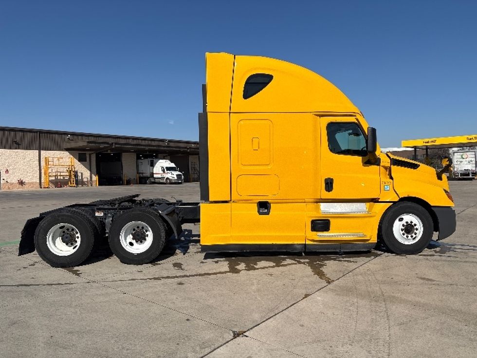 Sleeper Tractor-Heavy Duty Tractors-Freightliner-2022-T12664ST-Dallas-TX-508,110\n\t\tmiles-$ 66,000 - Image 8